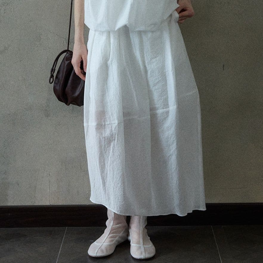 タックワイドパンツ 風を纏う優雅なタックパンツ