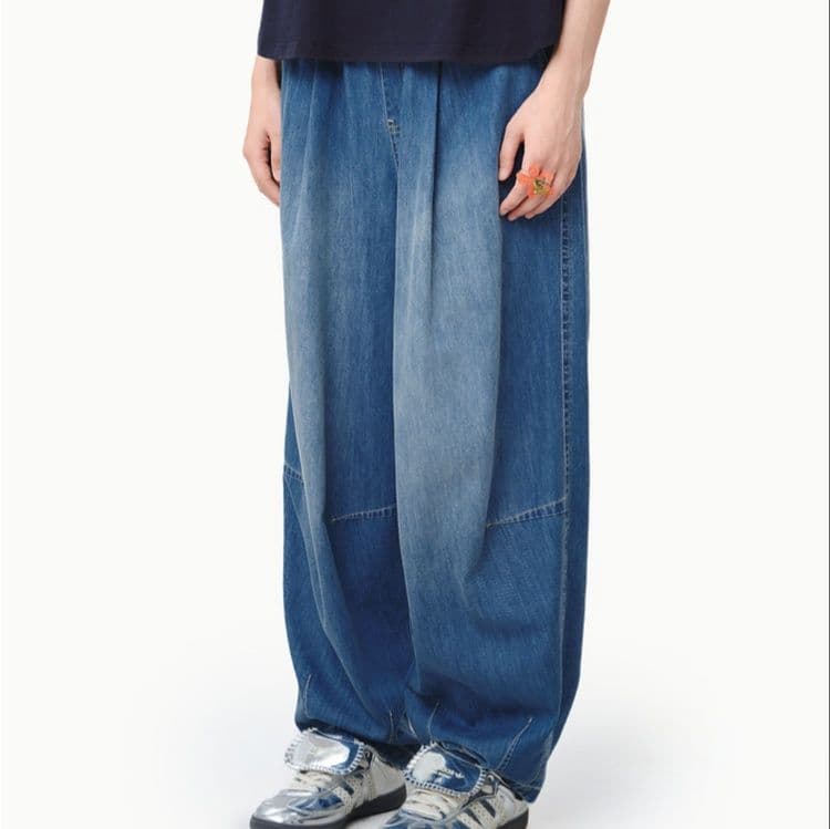 タックワイドパンツ 流れる余裕 タック仕立てデニム