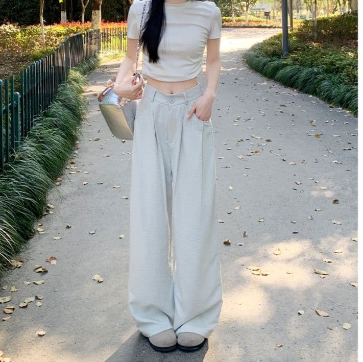 タックワイドパンツ 優美なフレアシルエットパンツ