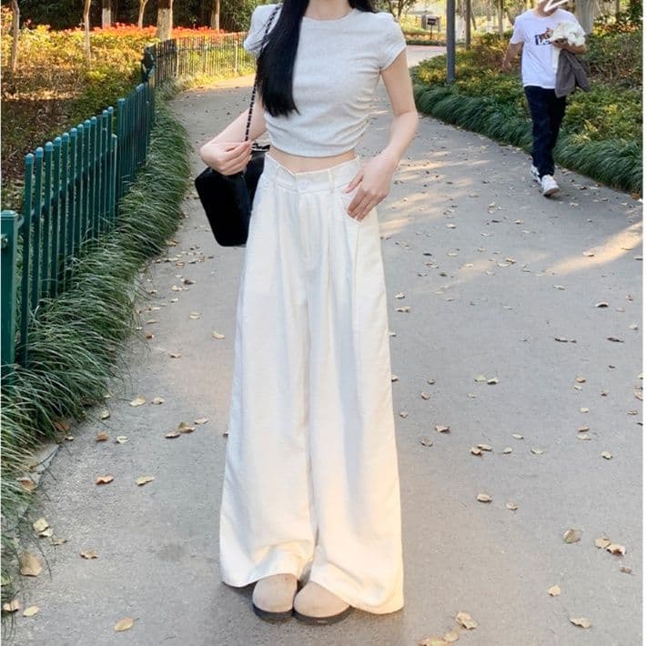タックワイドパンツ 優美なフレアシルエットパンツ