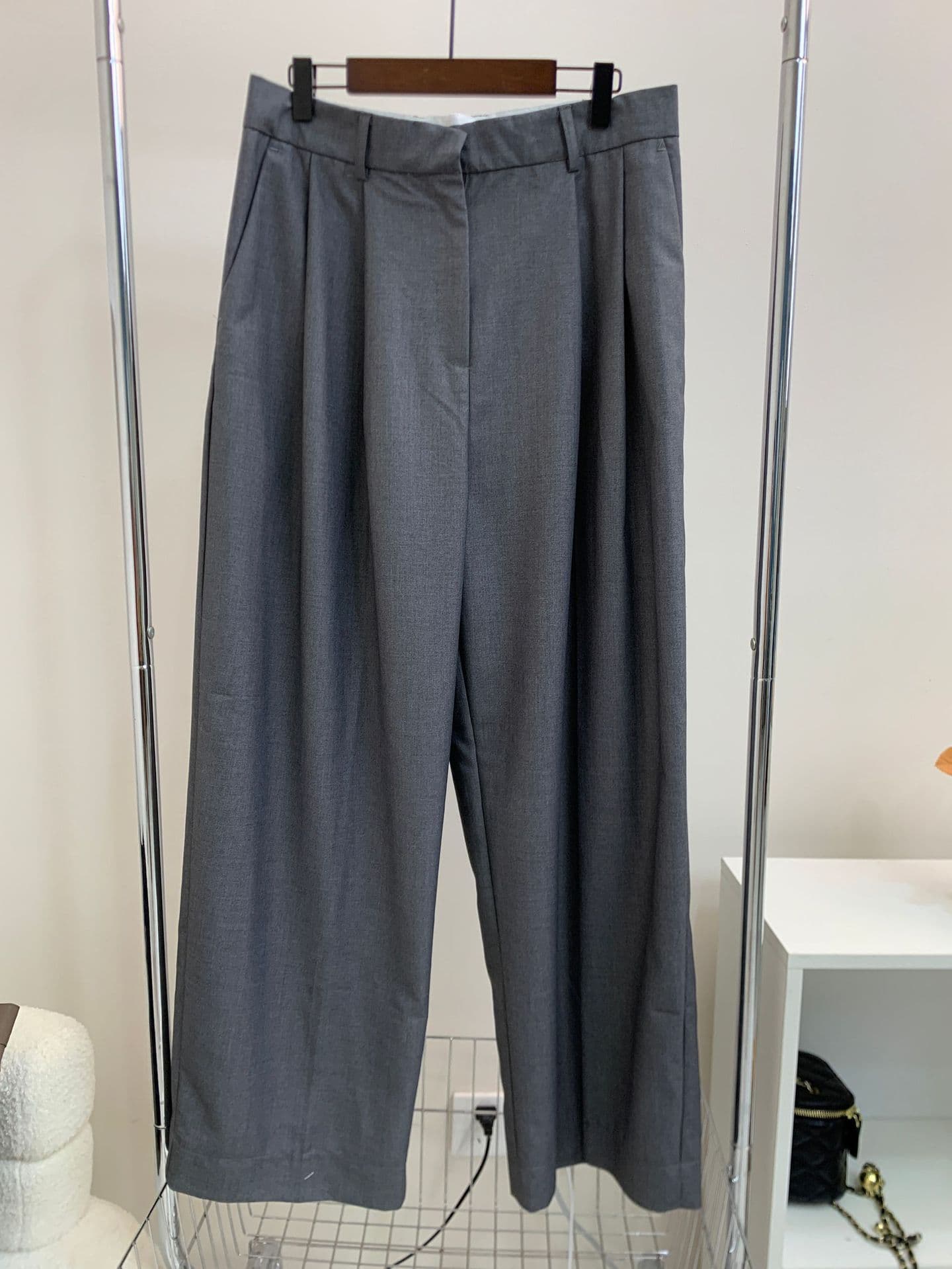 タックワイドパンツ ゆとりある美シルエットタックパンツ