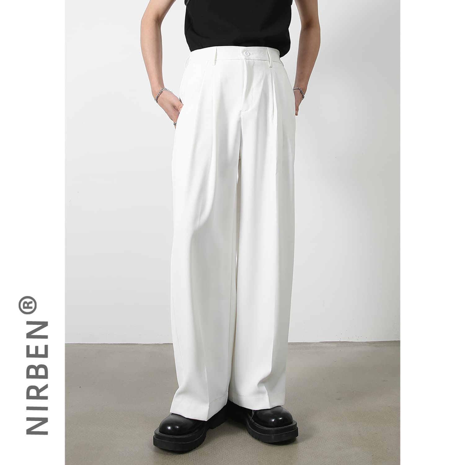 さらっと心地よいタックワイドパンツ