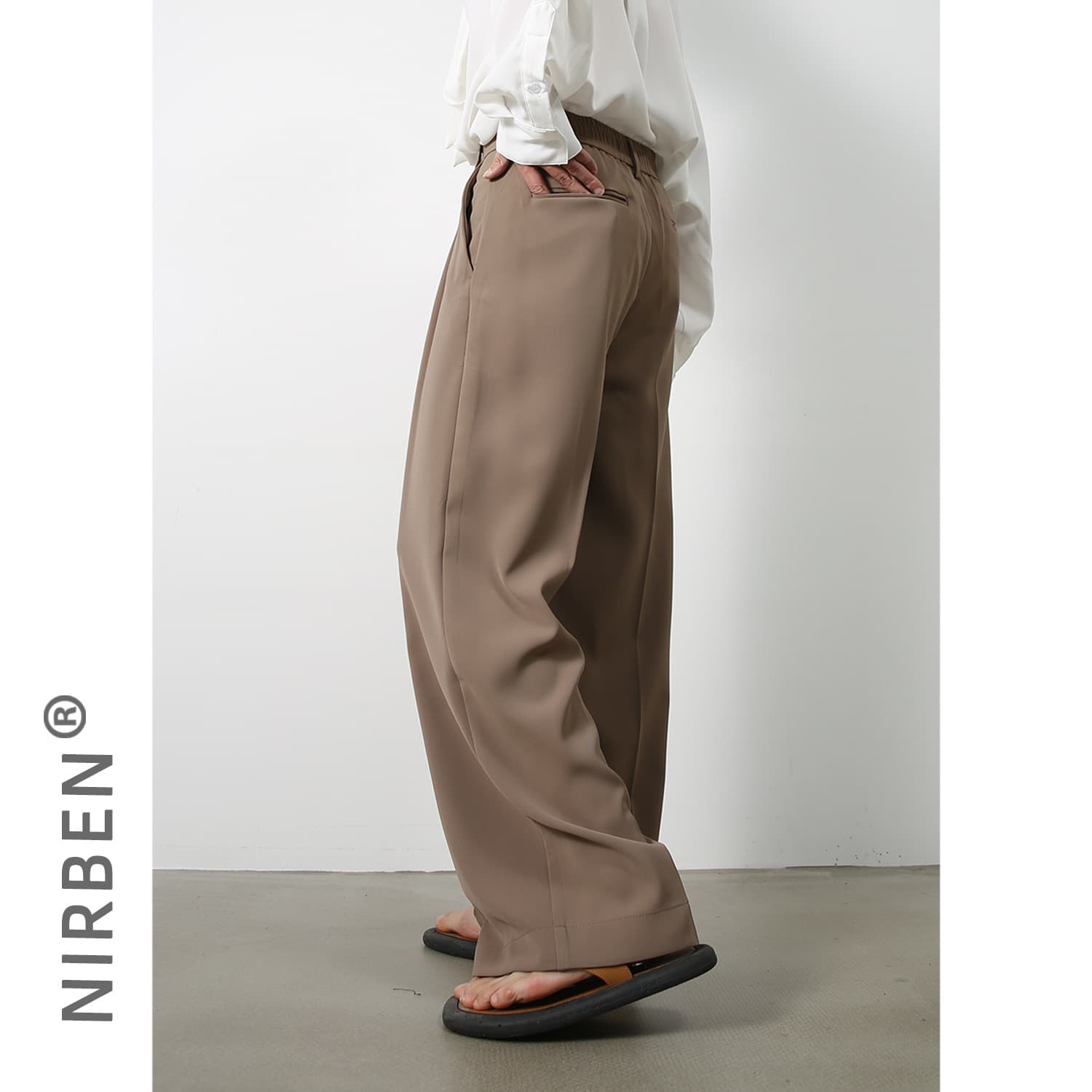 さらっと心地よいタックワイドパンツ
