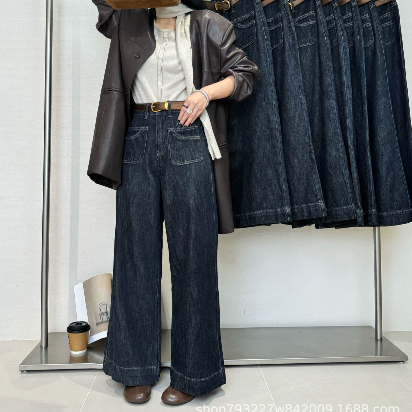 タックワイドパンツ フロントタック入りゆったりデニムパンツ