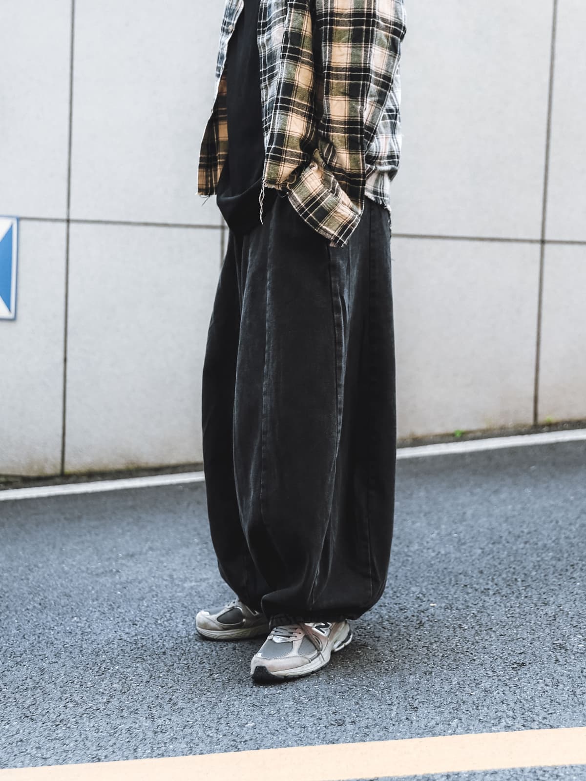 タックワイドパンツ ゆったり立体感デニムタックパンツ