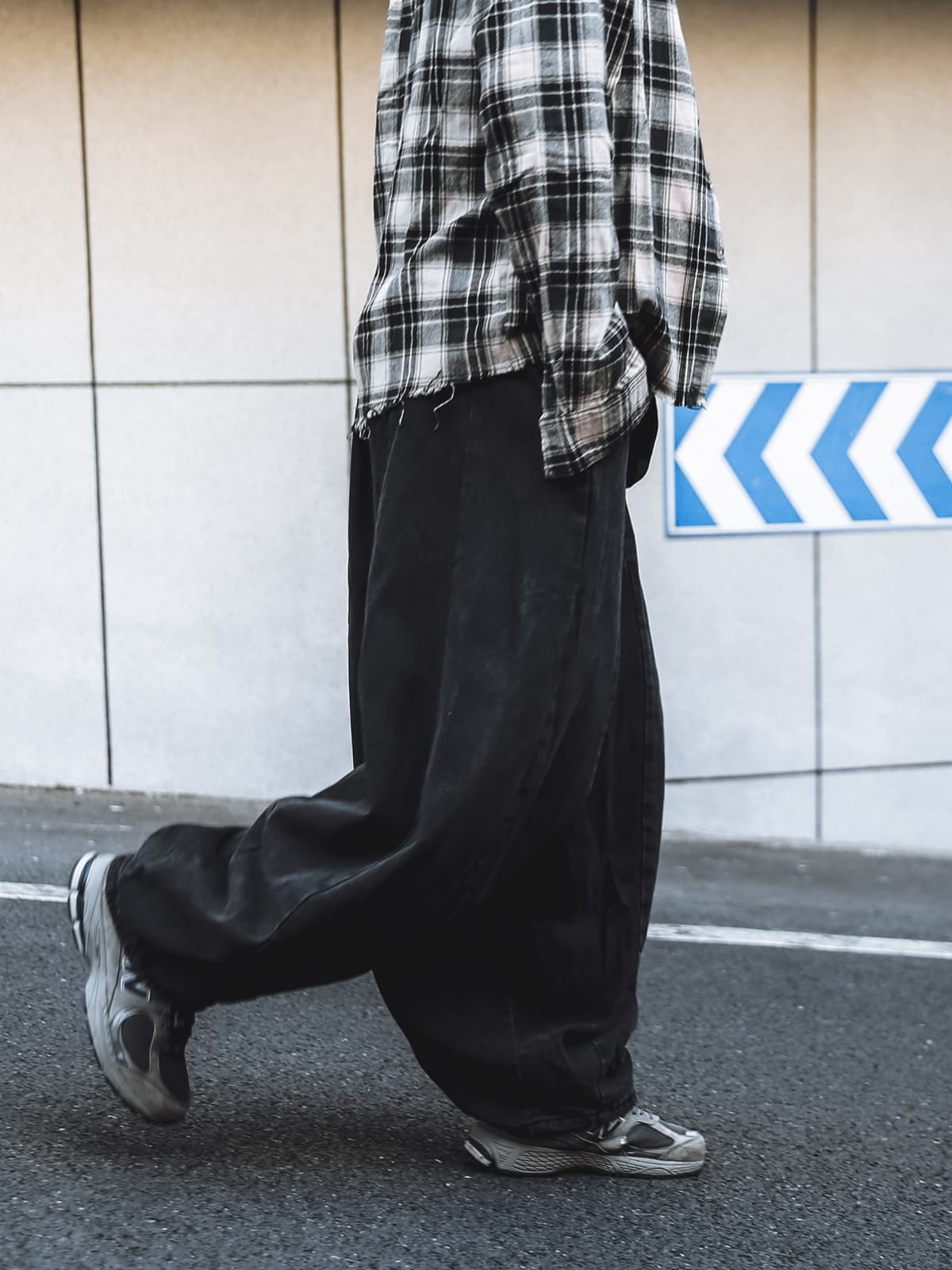 タックワイドパンツ ゆったり立体感デニムタックパンツ