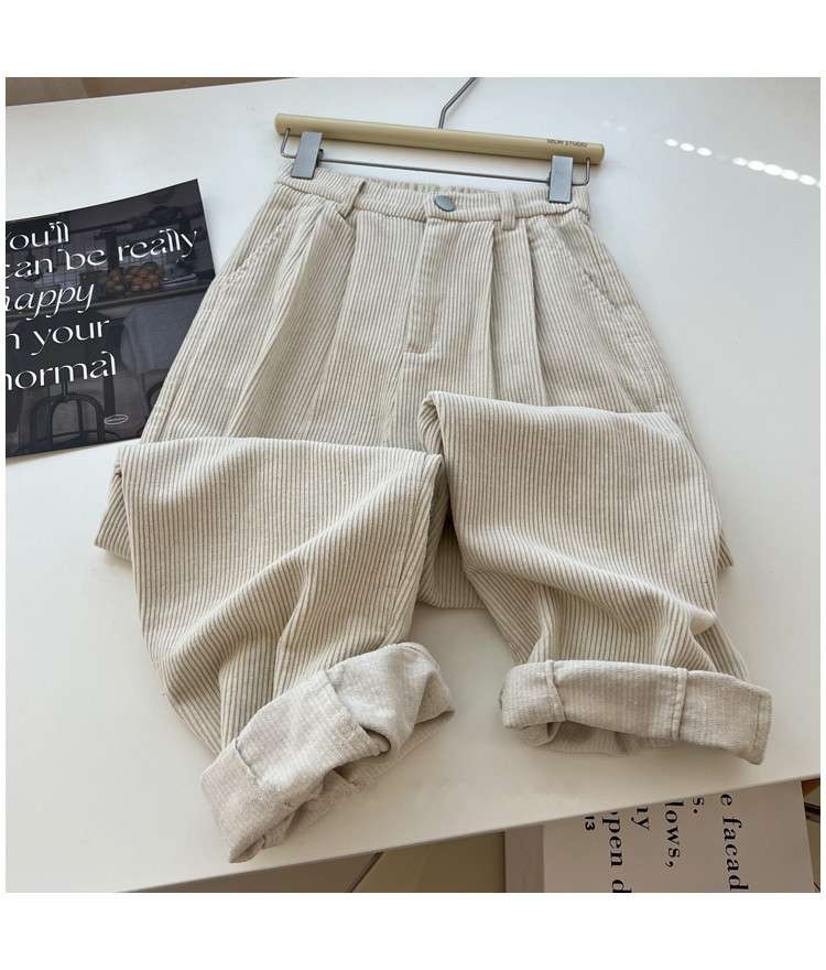 コーデュロイ素材のタックワイドパンツ