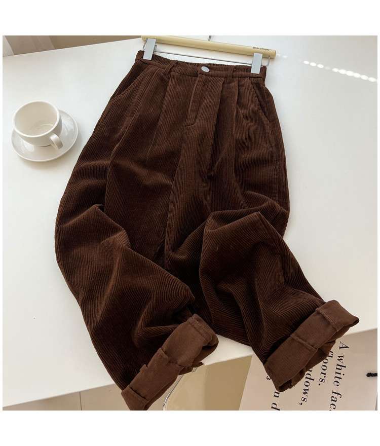 コーデュロイ素材のタックワイドパンツ