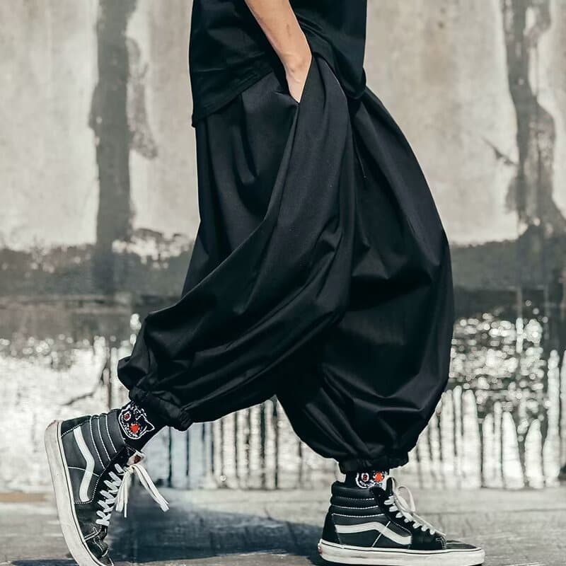 タックワイドパンツ 黒のゆったりサルエル袴パンツ メンズ