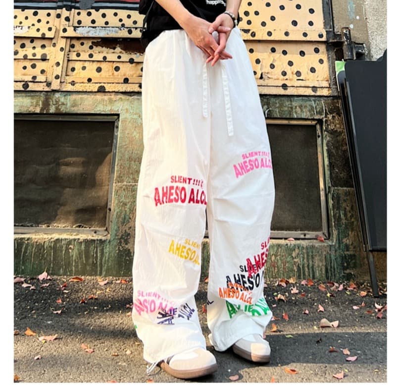 タックワイドパンツ 白トップスに映える プリント入りワイドパンツ 薄手速乾