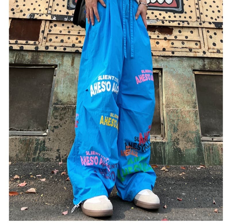 タックワイドパンツ 白トップスに映える プリント入りワイドパンツ 薄手速乾