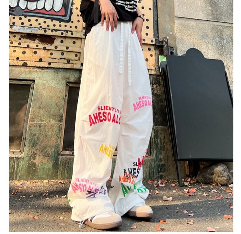 タックワイドパンツ 白トップスに映える プリント入りワイドパンツ 薄手速乾