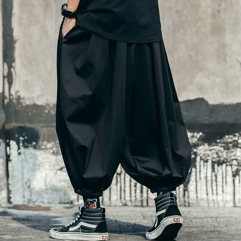 タックワイドパンツ 黒のゆったりサルエル袴パンツ メンズ