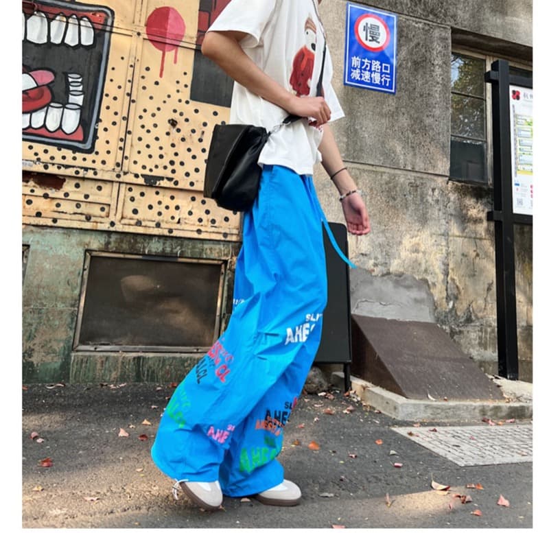 タックワイドパンツ 白トップスに映える プリント入りワイドパンツ 薄手速乾
